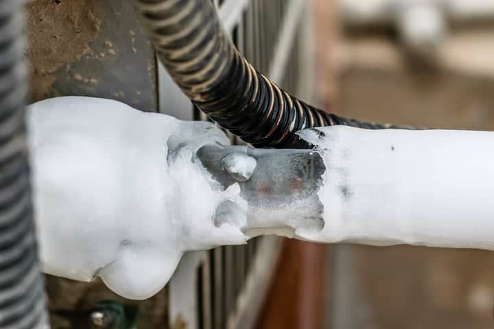 Ống xoắn bay hơi bị đóng băng có thể khiến máy lạnh bị chảy nước