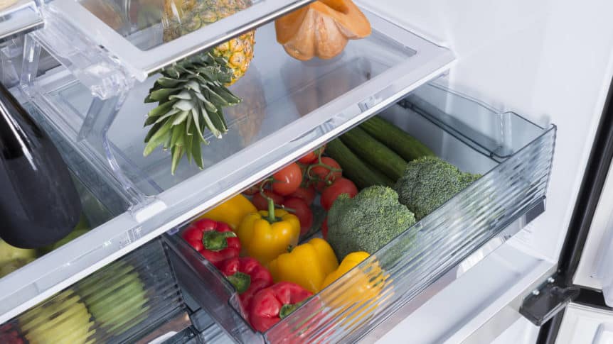Thực phẩm tươi chưa sơ chế và làm kín có thể bị rỉ nước ra tủ lạnh