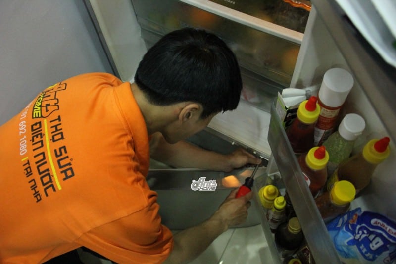 Bảo dưỡng, vệ sinh tủ lạnh thường xuyên sẽ hạn chế hiện tượng tủ lạnh bị chảy nước
