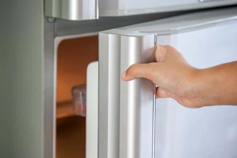 Cửa tủ chưa đóng kín hoặc gioăng cao su bị hở cũng gây khiến tủ lạnh không lạnh