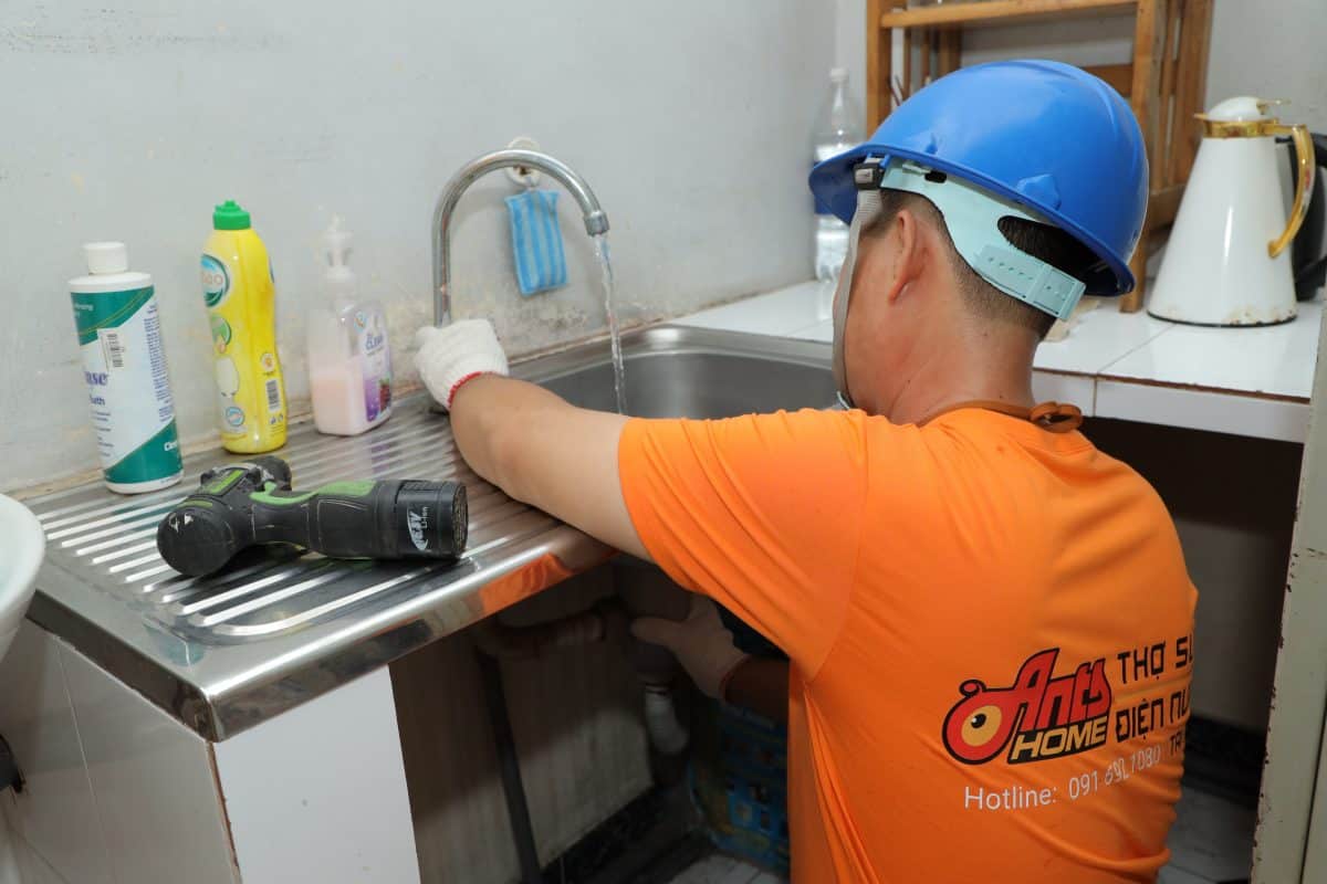 Dịch vụ thay vòi nước bồn rửa chén/lavabo